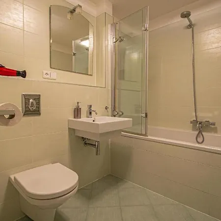 Park View Apartman With Private Garage And Balcony
